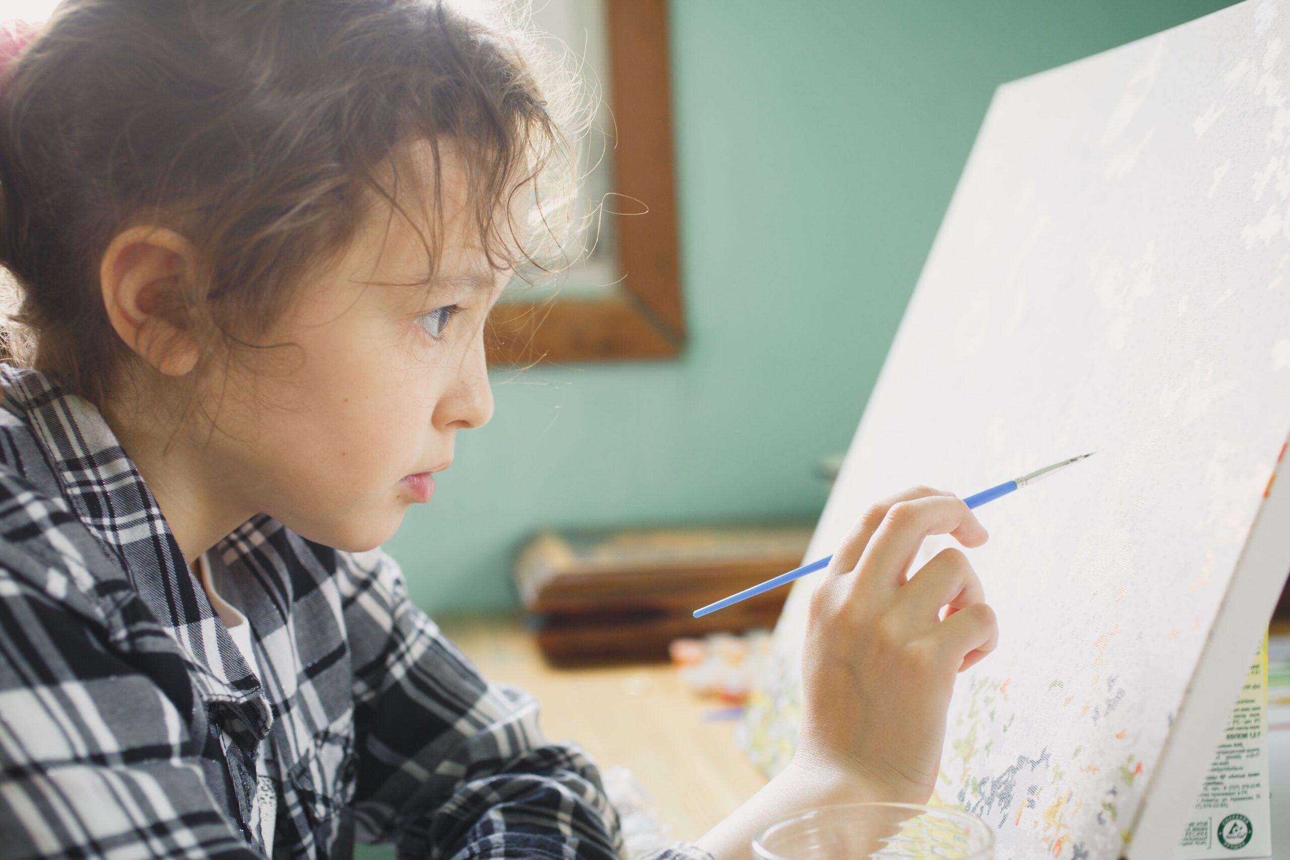 chica pintando